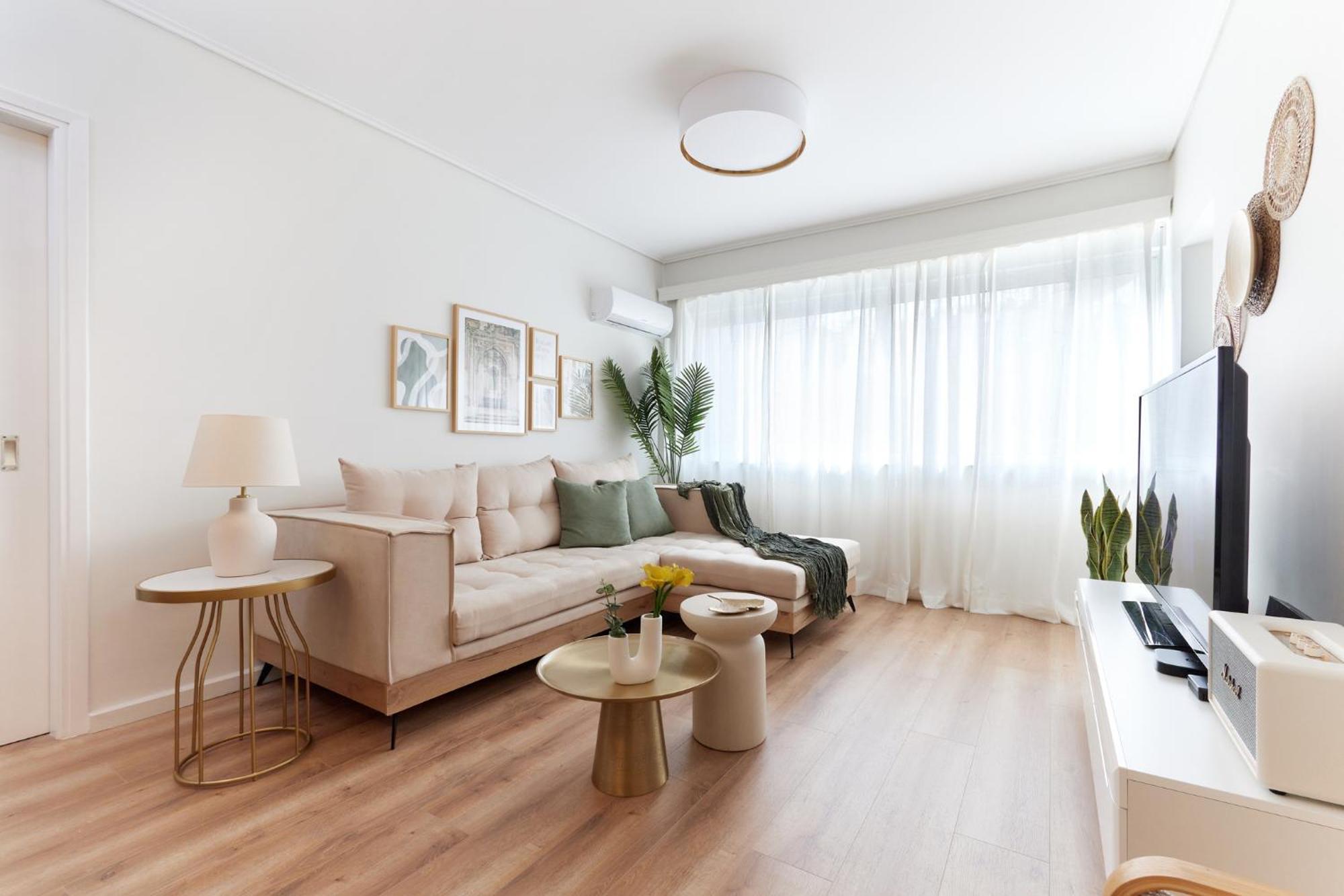 Premium - Sunny 2 Bedroom With Parking