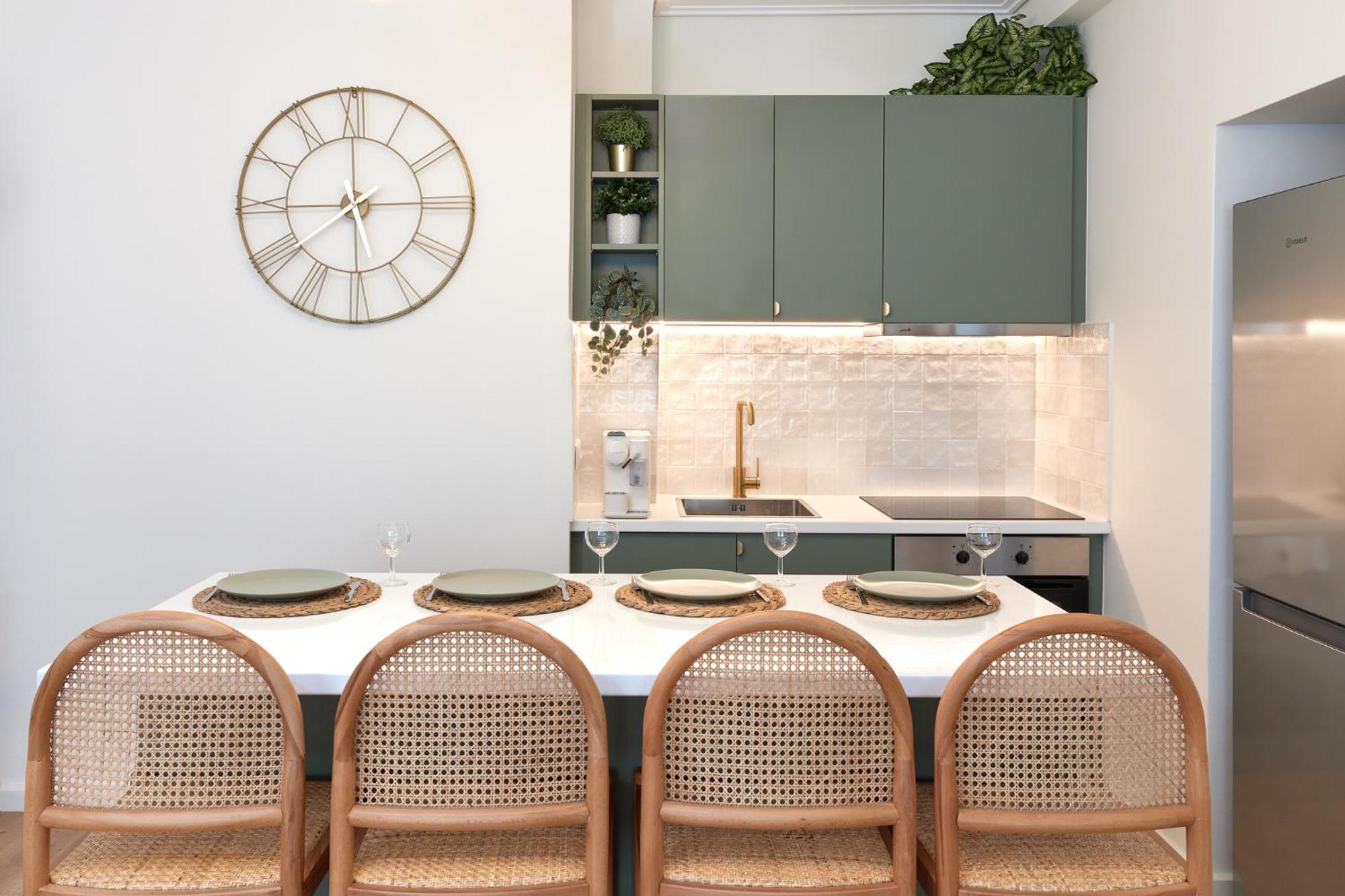 Apartment Premium - Sunny 2 Bedroom With Parking *