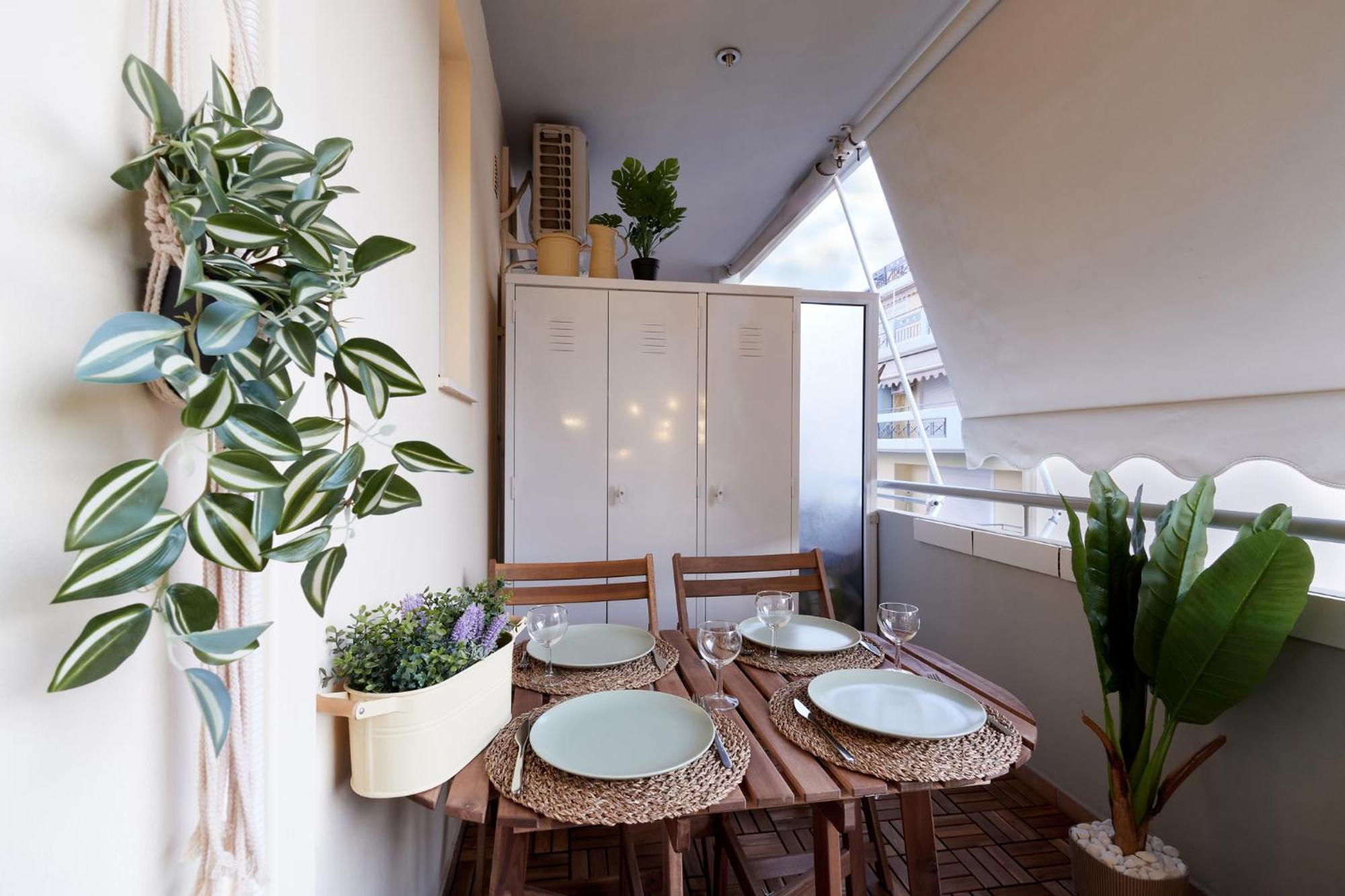 Premium - Sunny 2 Bedroom With Parking Apartment *